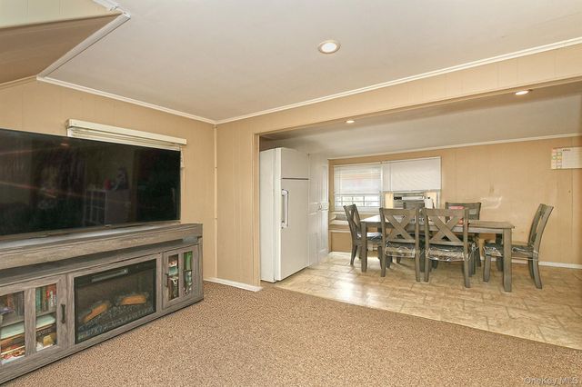25 Lincoln Road N, Plainview, NY 11803