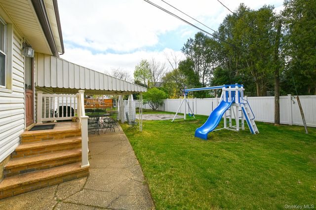 25 Lincoln Road N, Plainview, NY 11803