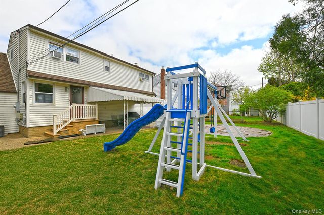 25 Lincoln Road N, Plainview, NY 11803