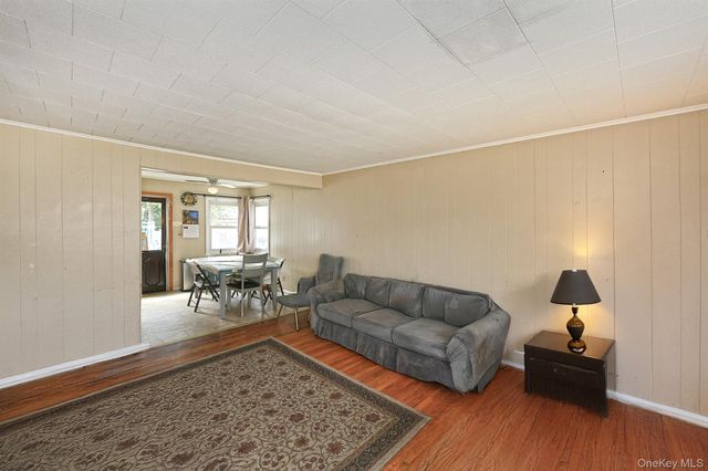 25 Lincoln Road N, Plainview, NY 11803