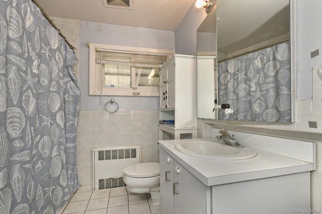 25 Lincoln Road N, Plainview, NY 11803