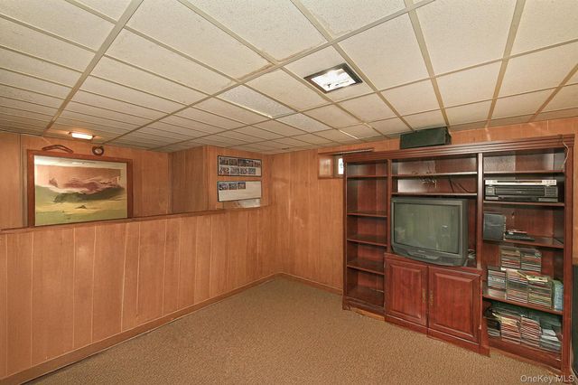 25 Lincoln Road N, Plainview, NY 11803