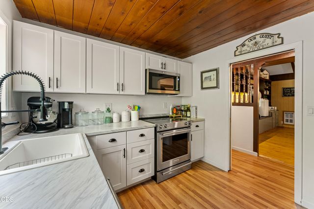 6907 Bear Branch Road, Rogue River, OR 97537