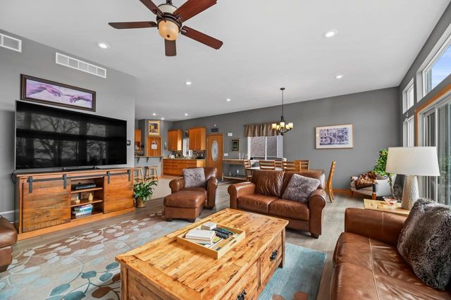 29149 White Oak LANE, Waterford, WI 53185