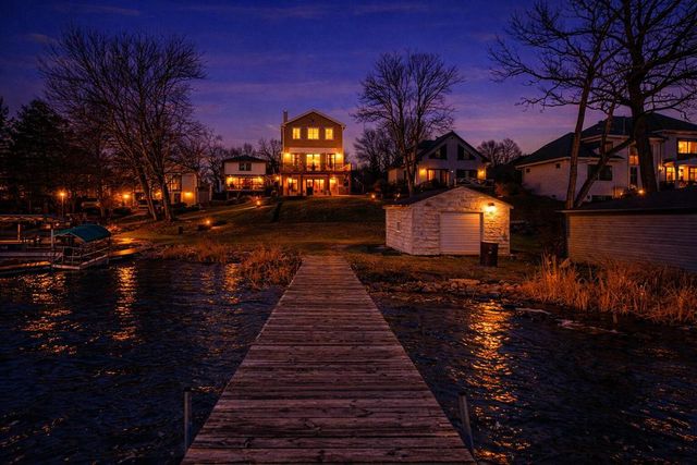 29149 White Oak LANE, Waterford, WI 53185