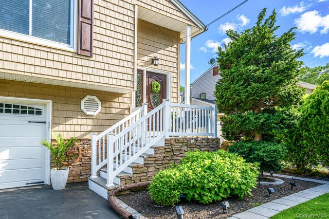6 Atlantic Street, Holtsville, NY 11742