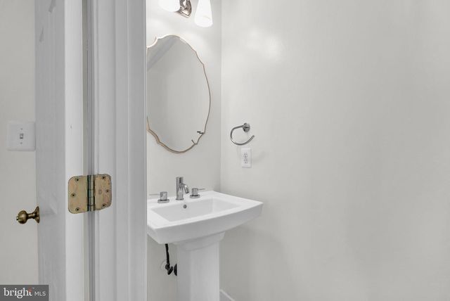 3820 WHITE POST CT, Alexandria, VA 22304