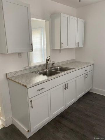 9810 E Outer Drive, Detroit, MI 48213