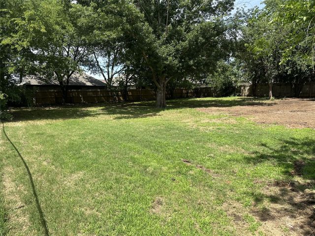 608 W Walcott Street, Pilot Point, TX 76258