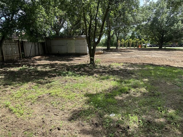 608 W Walcott Street, Pilot Point, TX 76258