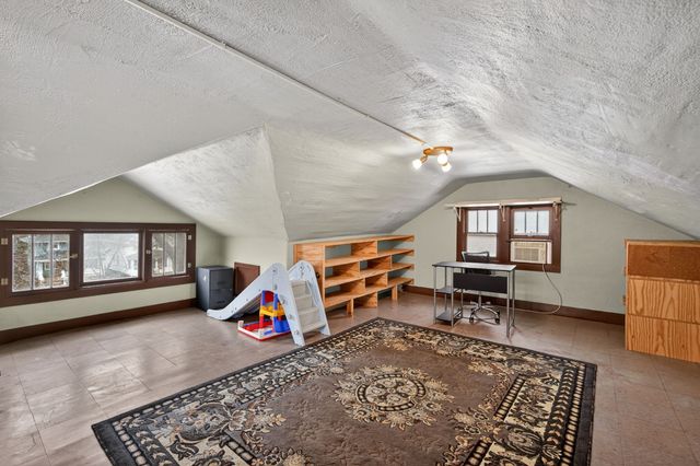 1518 E 9th Street, Des Moines, IA 50316