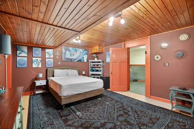 1518 E 9th Street, Des Moines, IA 50316