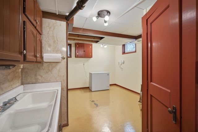 1518 E 9th Street, Des Moines, IA 50316