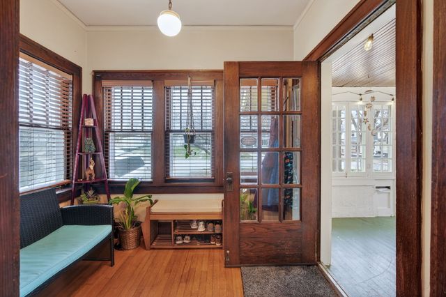 1518 E 9th Street, Des Moines, IA 50316