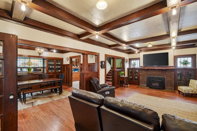 1518 E 9th Street, Des Moines, IA 50316