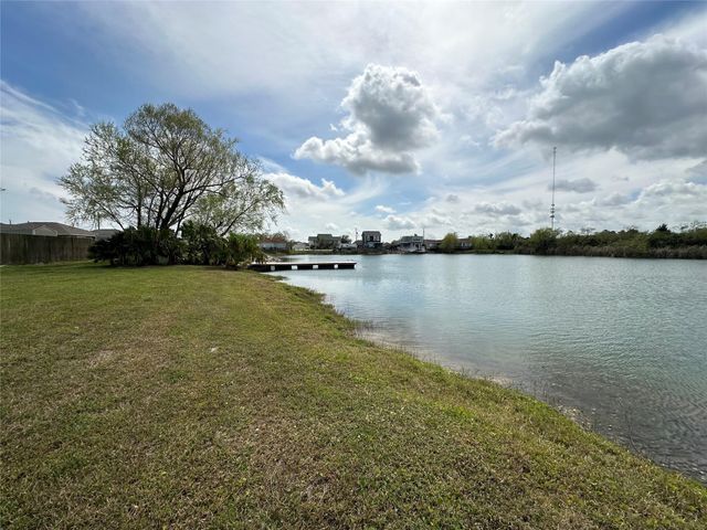 2726 Avenue D, San Leon, TX 77539