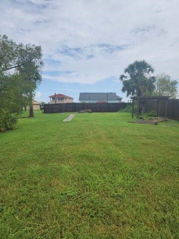 2726 Avenue D, San Leon, TX 77539