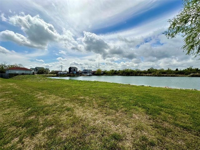 2726 Avenue D, San Leon, TX 77539