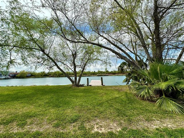 2726 Avenue D, San Leon, TX 77539