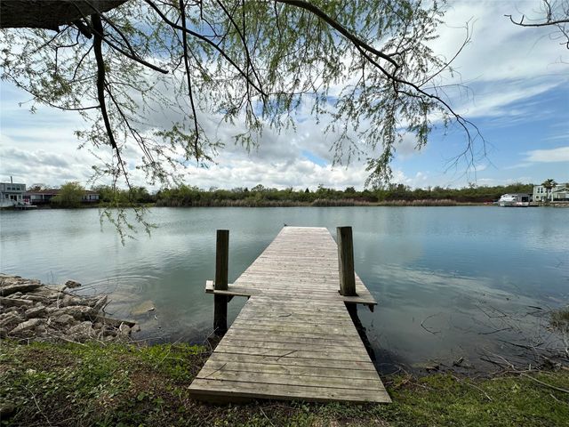 2726 Avenue D, San Leon, TX 77539