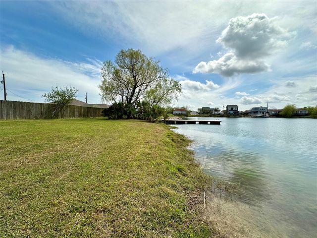 2726 Avenue D, San Leon, TX 77539