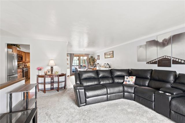 1016 Dana Dr, West Mifflin, PA 15122