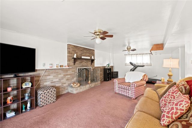 1016 Dana Dr, West Mifflin, PA 15122