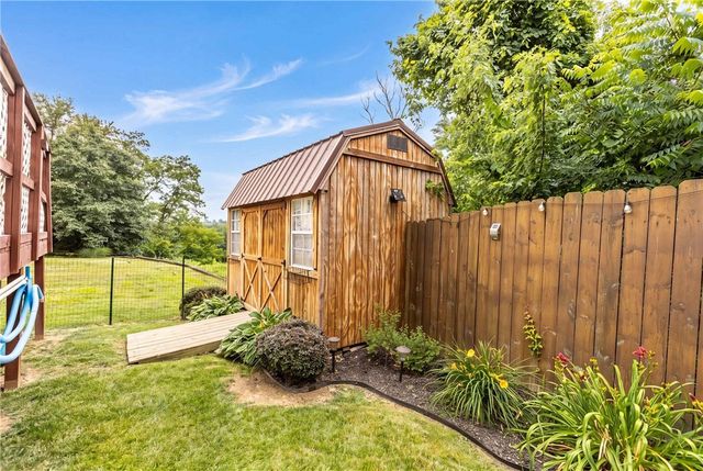 1016 Dana Dr, West Mifflin, PA 15122