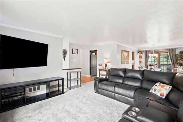 1016 Dana Dr, West Mifflin, PA 15122