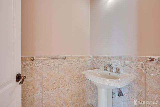 75 Rieder Road, Edison, NJ 08817