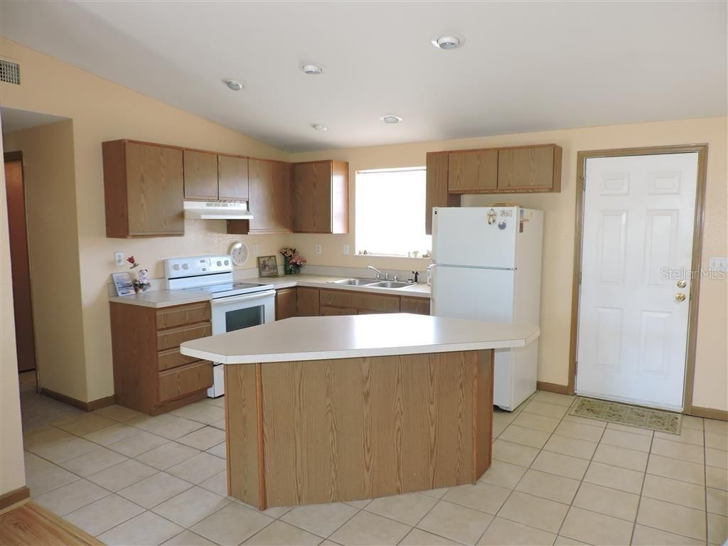 Image 8 of property listing at 2568 TALL PALM AVENUE, Lake Wales, FL 33898