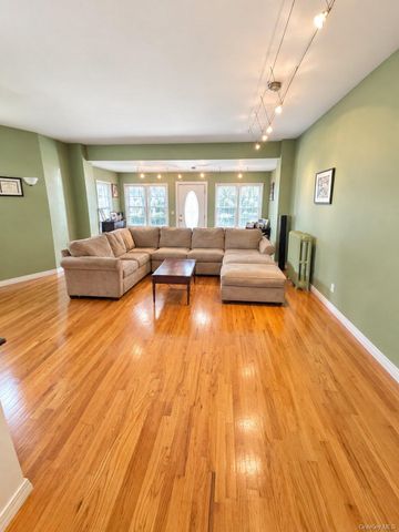 135-16 Kew Gardens Road, Richmond Hill, NY 11418
