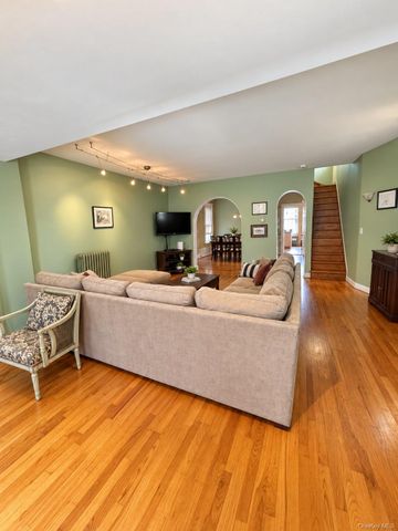 135-16 Kew Gardens Road, Richmond Hill, NY 11418