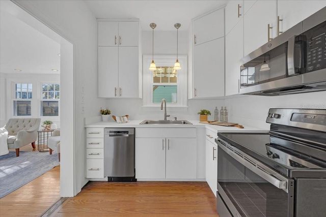 943 QUEEN STREET N, St Petersburg, FL 33713