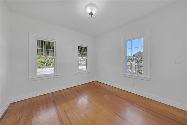 943 QUEEN STREET N, St Petersburg, FL 33713