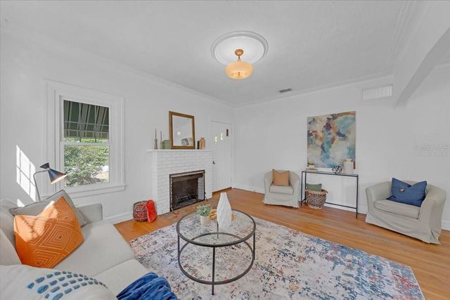 943 QUEEN STREET N, St Petersburg, FL 33713