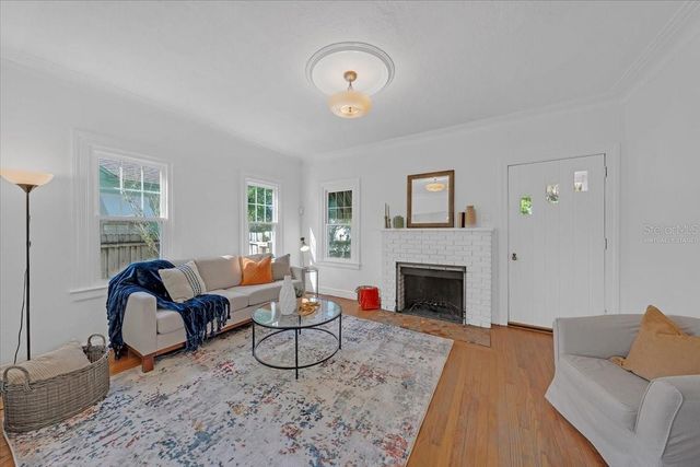 943 QUEEN STREET N, St Petersburg, FL 33713