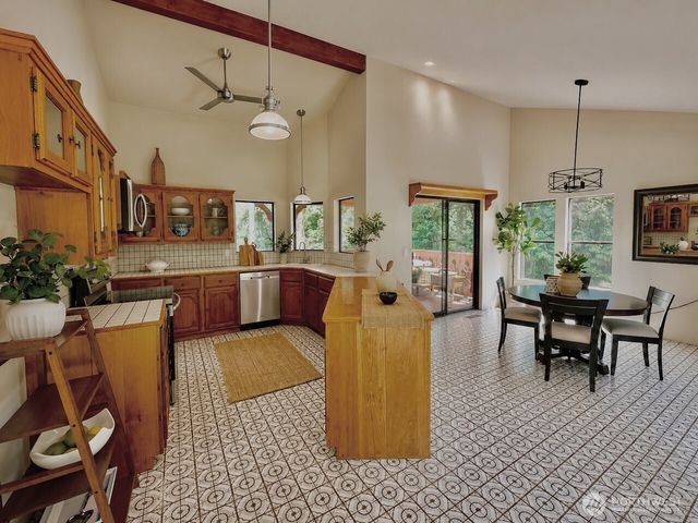 16409 NE 43rd Ct, Redmond, WA 98052