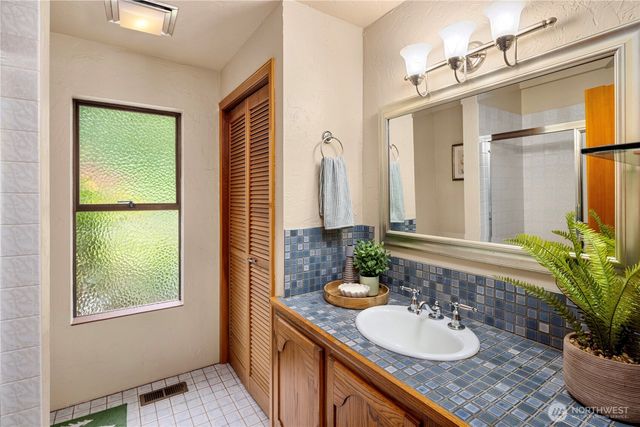 16409 NE 43rd Ct, Redmond, WA 98052