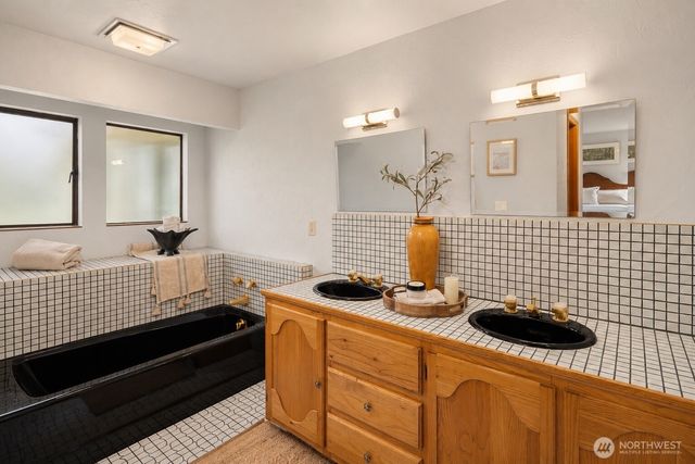 16409 NE 43rd Ct, Redmond, WA 98052