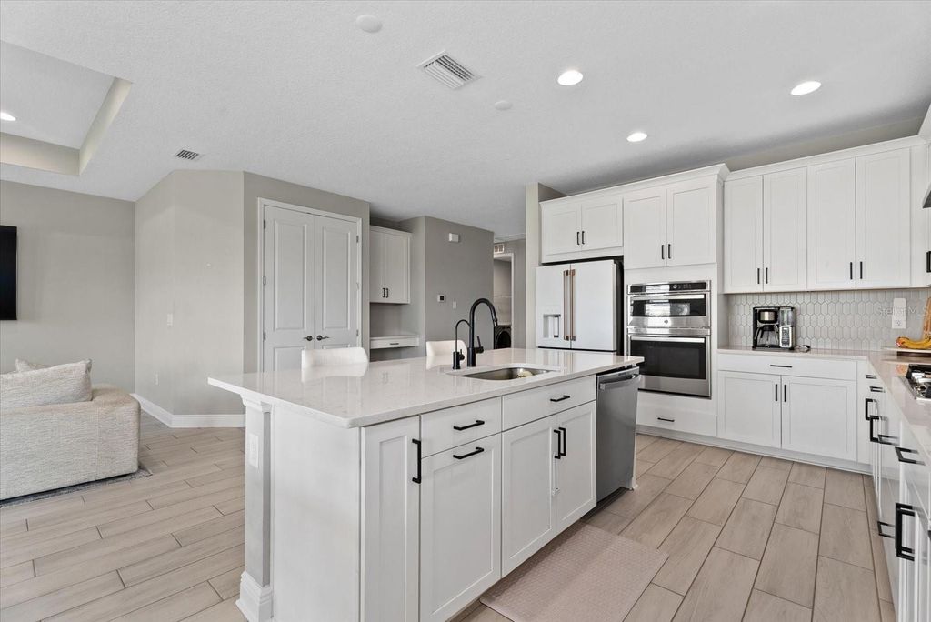Image 8 of property listing at 17668 SAVORY MIST CIRCLE, Bradenton, FL 34211