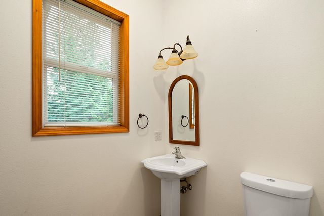 7001 E Chattaroy Rd, Chattaroy, WA 99003