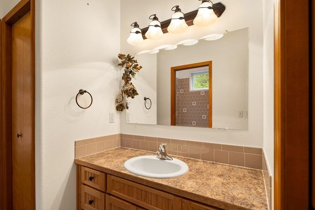 7001 E Chattaroy Rd, Chattaroy, WA 99003