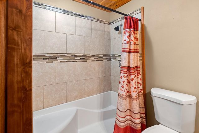 7001 E Chattaroy Rd, Chattaroy, WA 99003