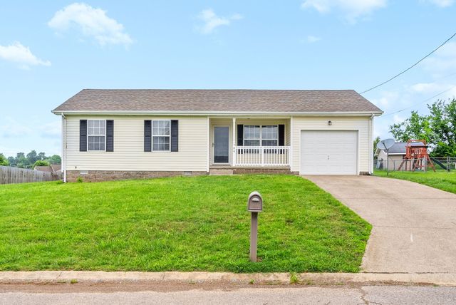 704 Shetland Dr, Oak Grove, KY 42262