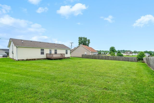 704 Shetland Dr, Oak Grove, KY 42262