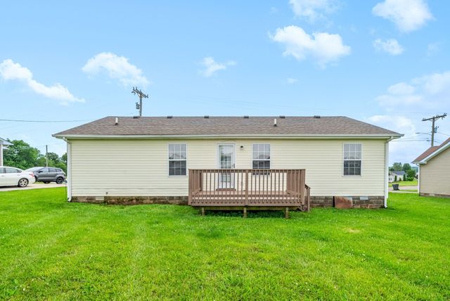 704 Shetland Dr, Oak Grove, KY 42262