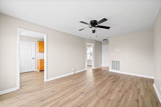704 Shetland Dr, Oak Grove, KY 42262