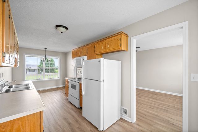 704 Shetland Dr, Oak Grove, KY 42262