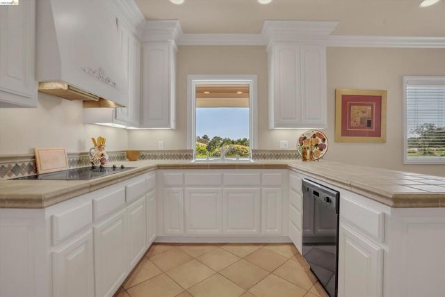 5885 Bruce Dr, Danville, CA 94506